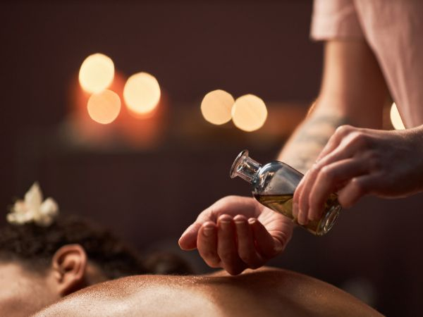 Massagem relaxante, modeladora, drenagem, bambu, pedras quentes, liberação miofascial, ventosaterapia ou auriculoterapia a escolher – 60 min para 1