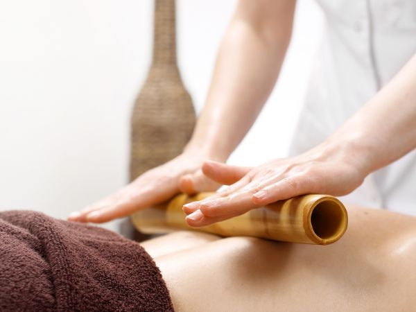 Massagem com bambu aquecido a domicílio – 60 minutos para 1 pessoa com 45% de desconto – Rio de Janeiro