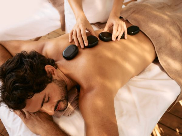Massagem com pedras quentes a domicílio – 60 minutos para 1 pessoa com 45% de desconto – Rio de Janeiro