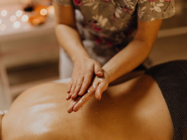 Massagem com vela ou óleo especial a domicílio – 60 minutos para 1 pessoa com 45% de desconto – Rio de Janeiro