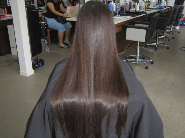 Escova progressiva: cabelo liso e sem frizz no Maria’s Coiffeur