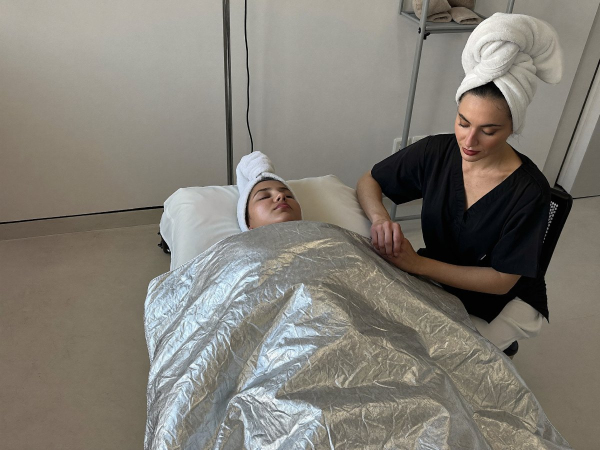 Drenagem com manta térmica para mulheres na Geyza Estética